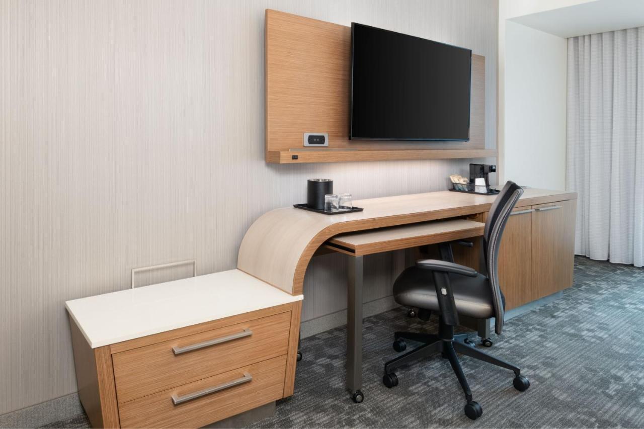 Отель Courtyard By Marriott Atlanta Alpharetta/Avalon Area Экстерьер фото