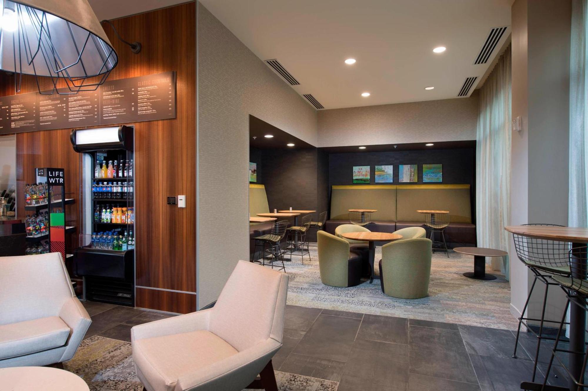 Отель Courtyard By Marriott Atlanta Alpharetta/Avalon Area Экстерьер фото