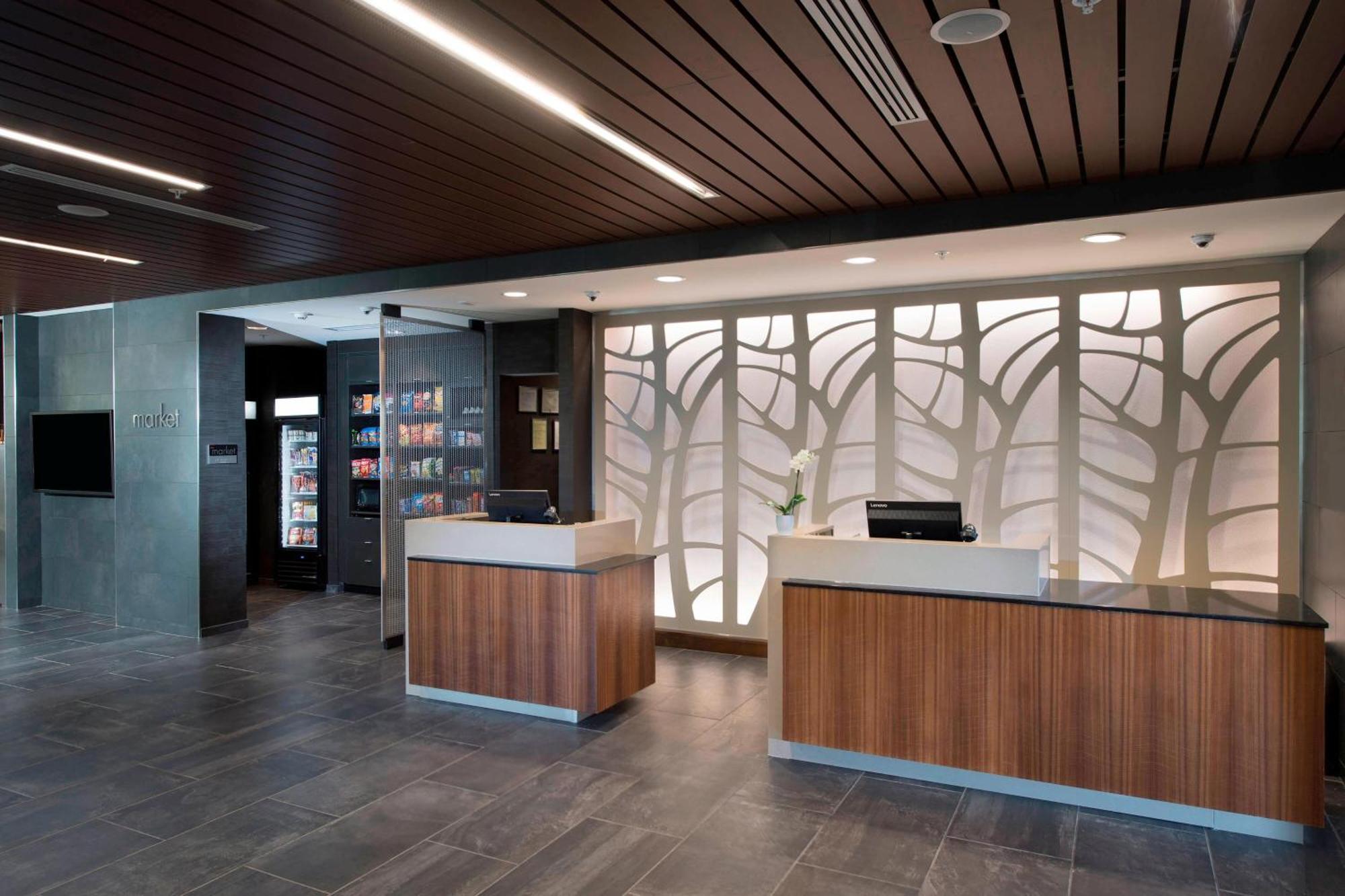 Отель Courtyard By Marriott Atlanta Alpharetta/Avalon Area Экстерьер фото