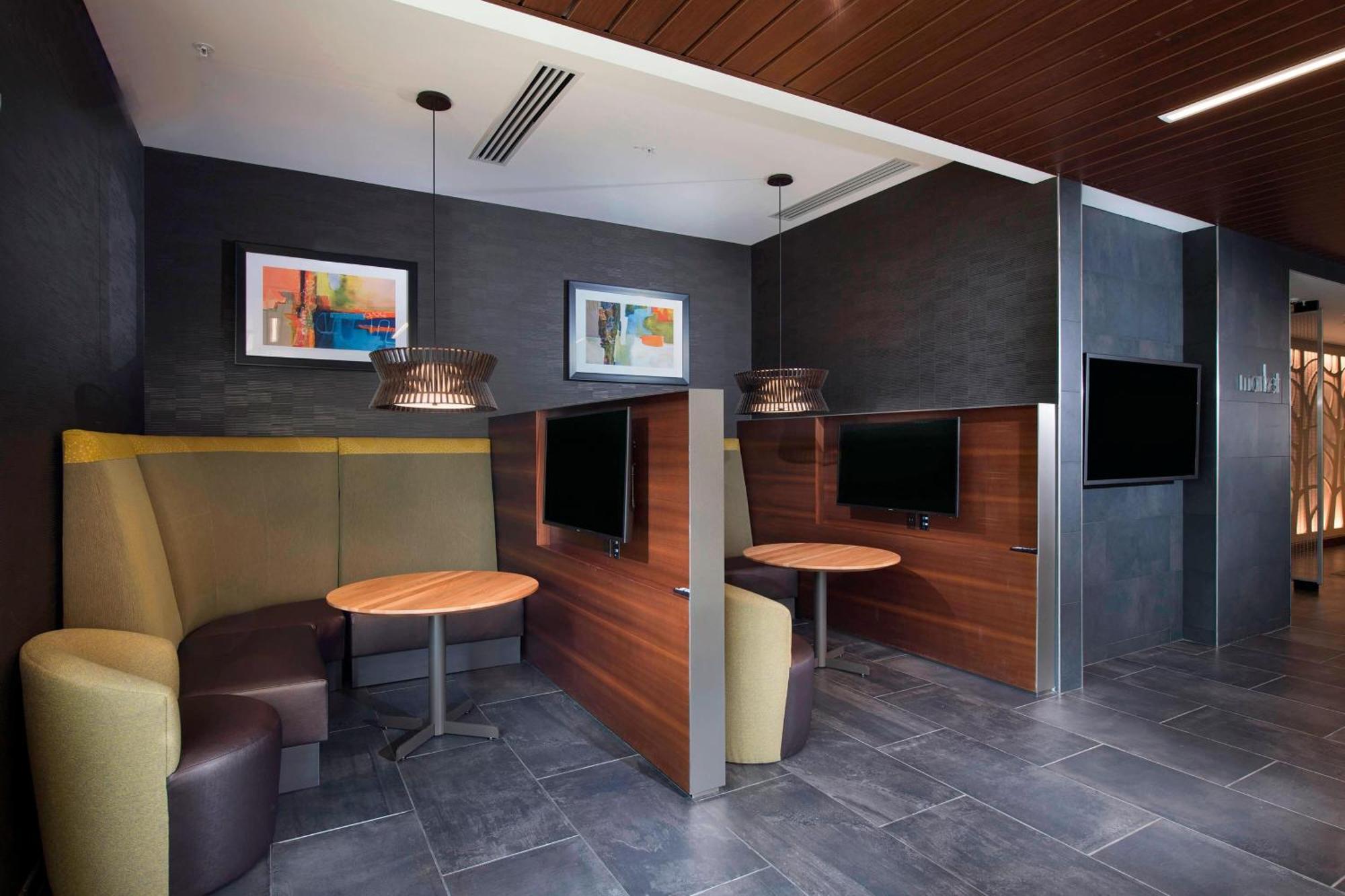 Отель Courtyard By Marriott Atlanta Alpharetta/Avalon Area Экстерьер фото